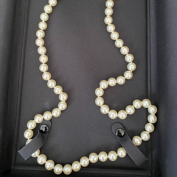 CHANEL 23A ICONIC BIG GOLD CC LOGO PEARL NECKLACE BUTTON CHARM - Picture 6 of 12